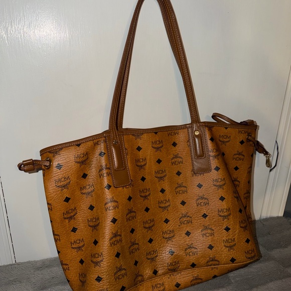MCM Liz Reversible Visetos Tote Bag - Picture 9 of 17